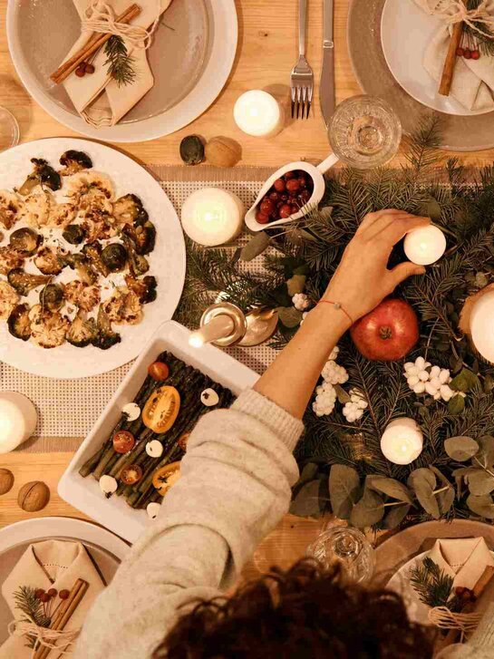 Ein festlich gedeckter Tisch mit Kerzen und Zweigen - ähnlich wie es PHeelGood für die Winterzeit für Studierende plant.