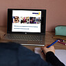 Bild zeigt Studentin vor dem Laptop, auf dem man das Webinar zur Begrüßung der neuen Studierenden sieht. Copyright: Pädagogische Hochschule Heidelberg