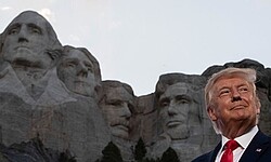 Das Bild zeigt Donald Trump und im Hintergrund das Mount Rushmore National Memorial. Copyright Spiegel