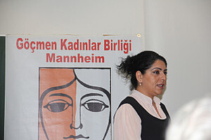 Die Vorsitzende der Mannheimer Frauengruppe des Bundesverband der Migrantinnen e.V., Özlem Gündes, während ihres Begrüßungsvortrages