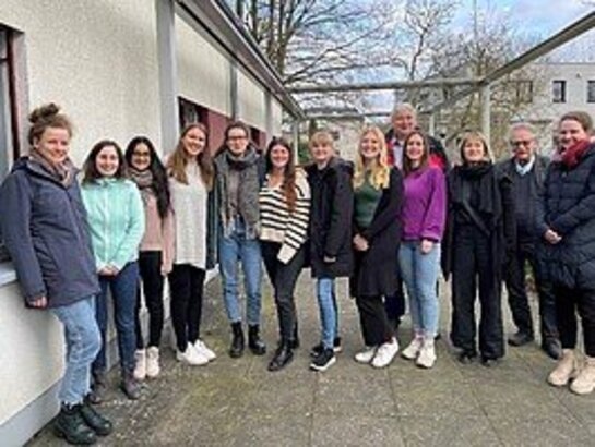 Das Bild zeigt eine Gruppe von Studierenden mit dem Dozenten Frank Laemers. 