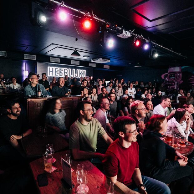 Zu sehen ist das Publikum beim Pub Quiz.