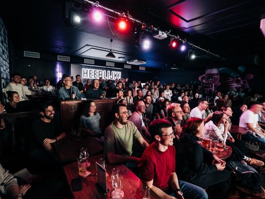 Zu sehen ist das Publikum beim Pub Quiz.