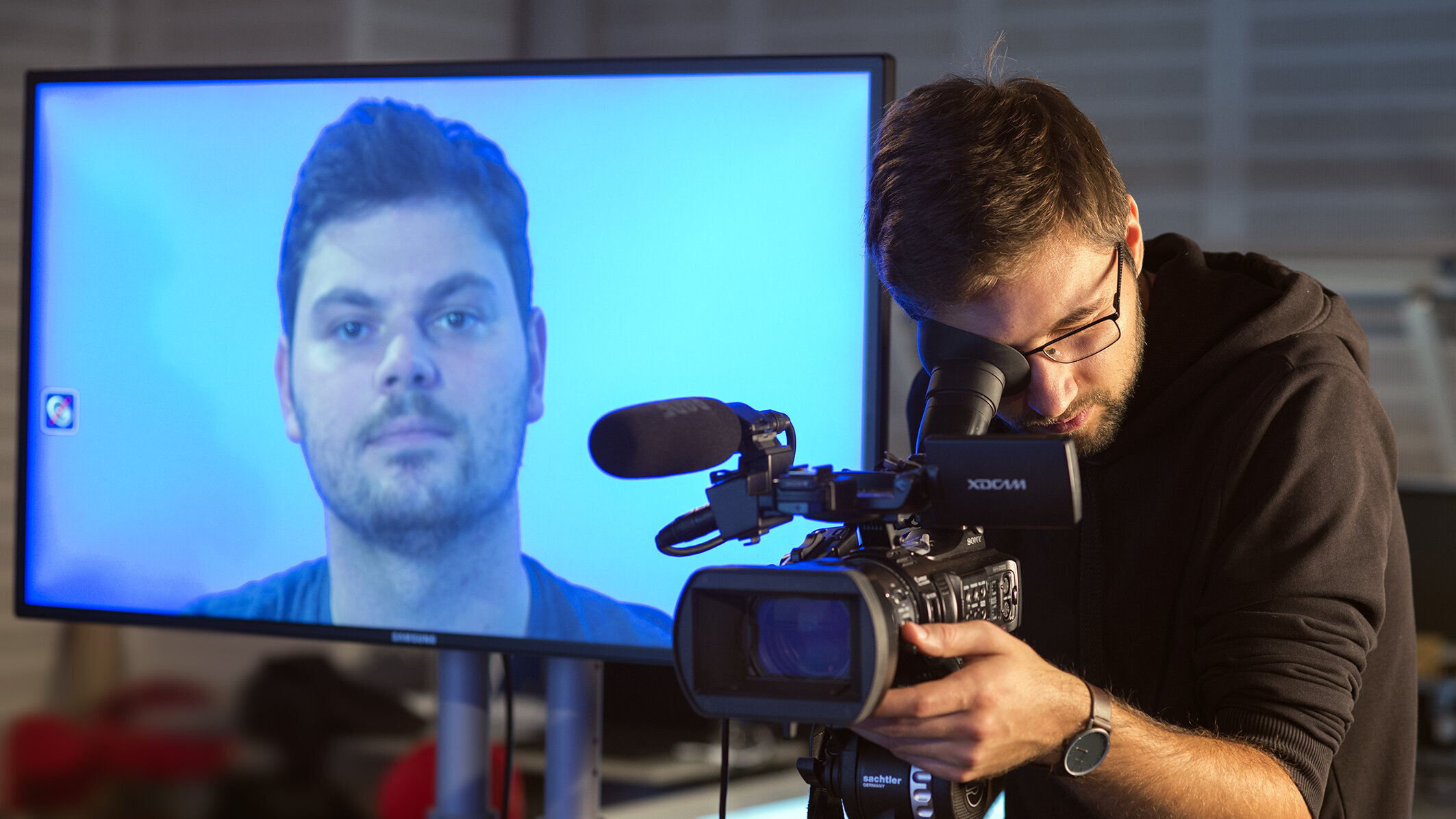 Eine Person bei der Bedienung einer Videokamera