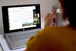 Das Bild zeigt eine Person vor einem Laptop mit einer Tasse in der Hand. Copyright Pädagogische Hochschule Heidelberg