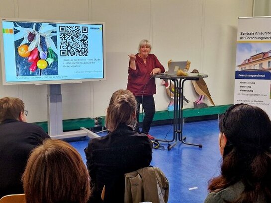 Zu sehen ist Professorin Jäkel am Stehpult vor dem Auditorium