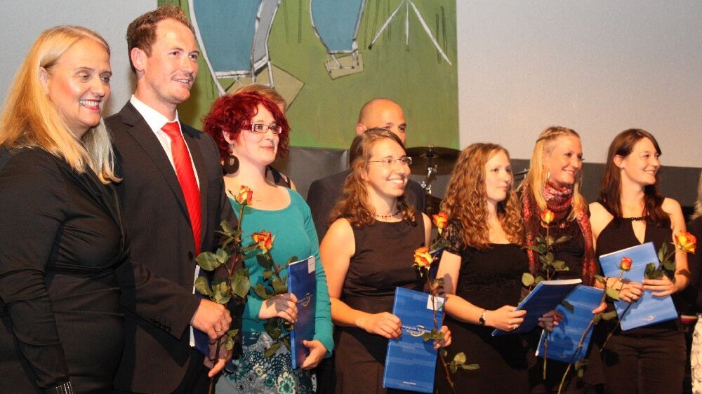 Rektorin Wellensiek mit Absolvent:innen (2011)