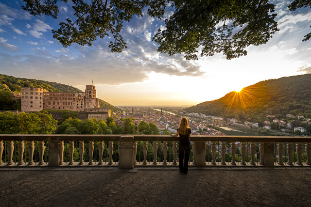 Blick über Schloss und Altstadt in die Rheinebene bei Sonnenenuntergang