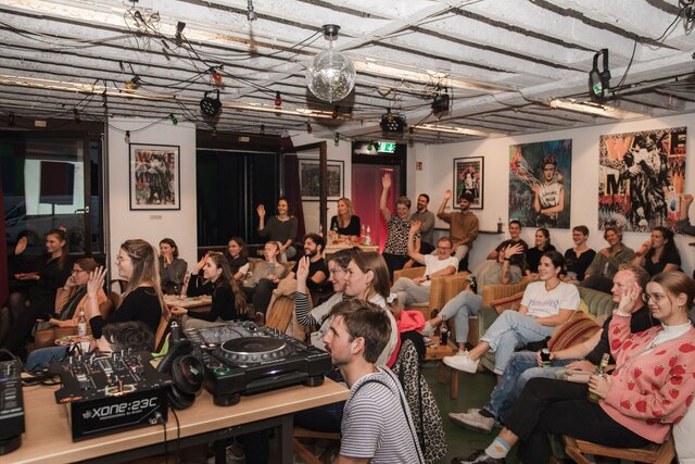 Teilnehmer:innen des KnowYourMedia-Abends in der Leitstelle. Auch ein Beispiel digitaler Lehre.