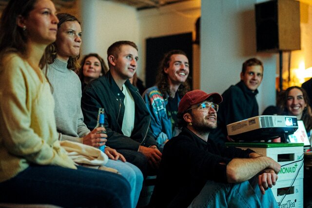 Zu sehen sind Studierende im Publikum beim Science Slam der PH Heidelberg 2024.