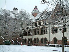 Das Bild zeigt den Altbau der Pädagogischen Hochschule Heidelberg im Winter von außen.