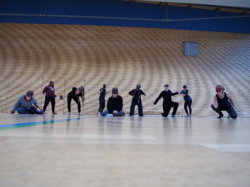 Das Bild zeigt die Theatergruppe in einer Turnhalle. Copyright Pädagogische Hochschule