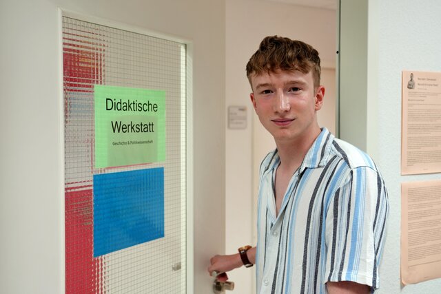 Foto einen Studenten an der Tür zur DWS