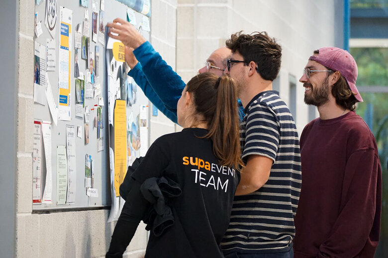 Das unterzeichnete Awareness-Statement wird im Eingangsbereich des Hochschulsports aufgehängt.