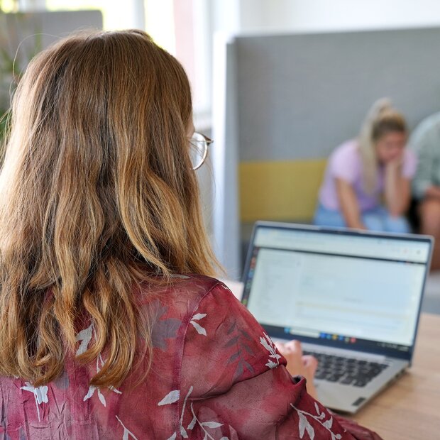 Zu sehen sind Personen im Transferzentrum der PH Heidelberg am Arbeiten.