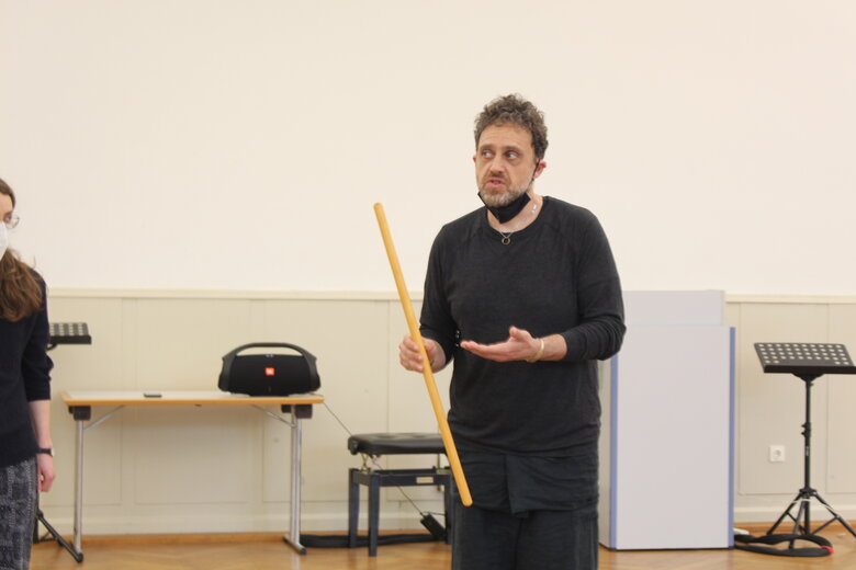 Alberto Ferraro, wie er das Commedia dell’Arte Seminar an der Pädagogischen Hochschule Heidelberg anleitet