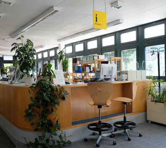 Das Bild zeigt die Infotheke in der Bibliothek.