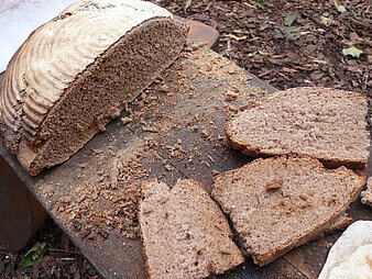 Sauerteigbrot aus dem Lehmbackofen im Ökogarten