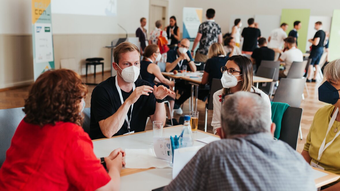 Zu sehen sind junge Menschen in der PH Heidelberg beim educon Bildungshackathon der MRN.