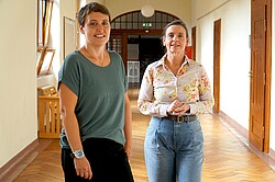 Sabine Franke und Christelle Hiemstra im Altbau der PH.