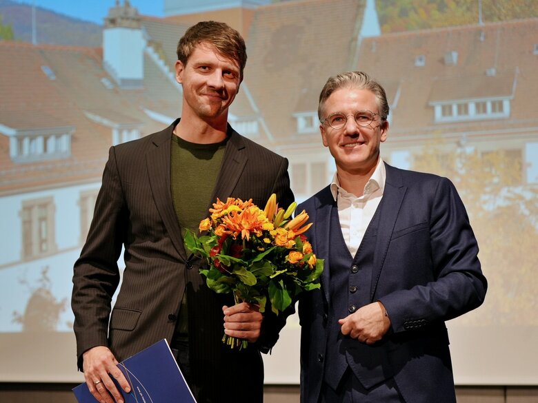 Das Bild zeigt den neuen Honorarprofessor rof. Dr. Hendrik Lohse-Bossenz (links) und Dekan Prof. Dr. Tobias Dörfler, der die Urkunde überreichte.