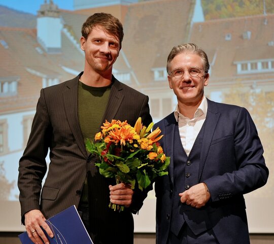Das Bild zeigt den neuen Honorarprofessor rof. Dr. Hendrik Lohse-Bossenz (links) und Dekan Prof. Dr. Tobias Dörfler, der die Urkunde überreichte.