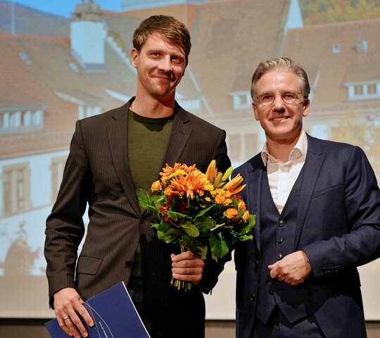 Das Bild zeigt den neuen Honorarprofessor rof. Dr. Hendrik Lohse-Bossenz (links) und Dekan Prof. Dr. Tobias Dörfler, der die Urkunde überreichte.