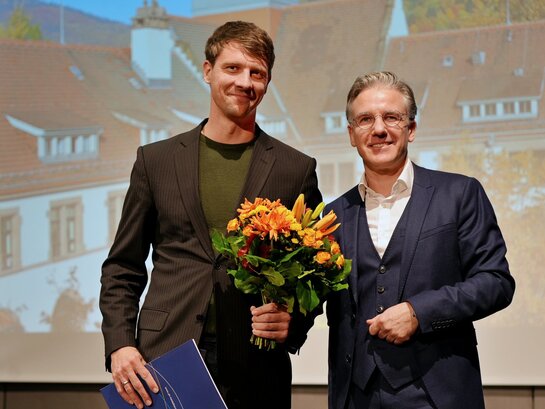 Das Bild zeigt den neuen Honorarprofessor rof. Dr. Hendrik Lohse-Bossenz (links) und Dekan Prof. Dr. Tobias Dörfler, der die Urkunde überreichte.