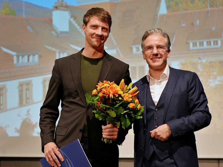 Das Bild zeigt den neuen Honorarprofessor rof. Dr. Hendrik Lohse-Bossenz (links) und Dekan Prof. Dr. Tobias Dörfler, der die Urkunde überreichte.