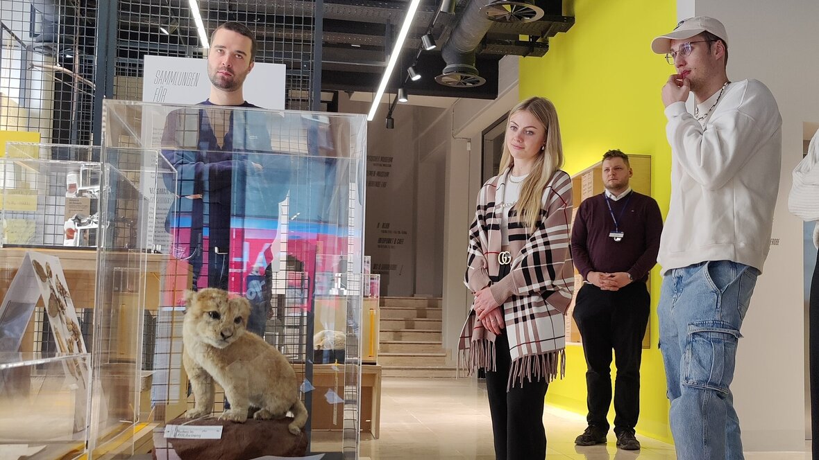 Foto von Studierenden in der Museumshalle