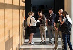 Das Foto zeigt Menschen, die im Eingangsbereich der "Heidelberg School of Education" stehen. Copyright Heidelberg School of Education