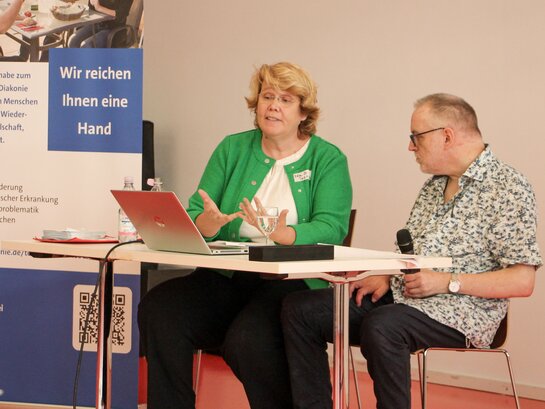 Das Bild zeigt Karin Terfloth und Hartmut Kabelitz während eines Vortrags.