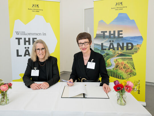 Stephanie Wiese-Heß und Karin Vach, die die Hochschulfinanzierungsvereinbarung unterzeichnet.