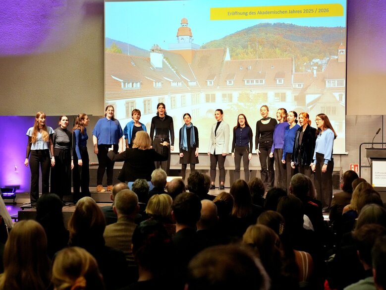 Der 4x4 Frauenchor singt zur Eröffnung des Akademischen Jahres 2025/2026 der Pädagogischen Hochschule Heidelberg.