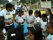 Das Bild zeigt eine Lehrerin aus Esmeraldas, Ecuador, die eine HKT-Übung mit ihren Schülerinnen durchführt.