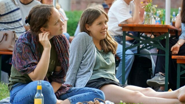 Studierende liegen im Gras im innenhof des Altbaus auf dem Campus der Pädagogischen Hochschule Heidelberg bei einem Event.
