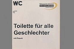 Beschriftungsschild einer Toilette für alle Geschlechter in der PH Heidelberg.