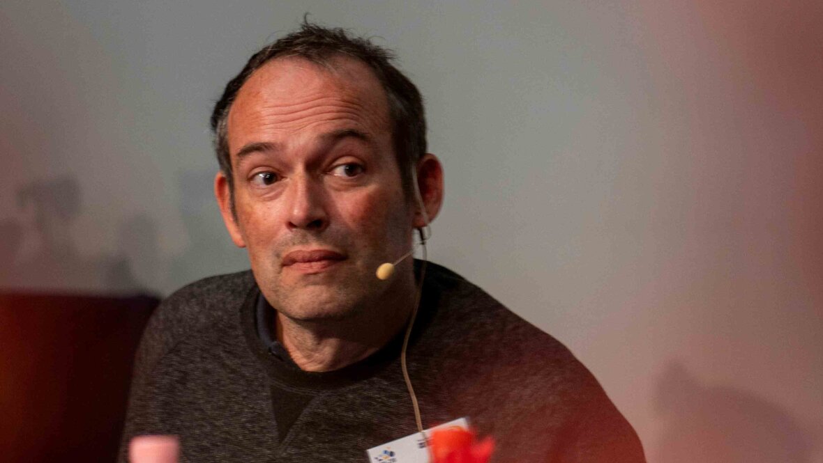 Das Bild zeigt Thorsten Lihl im Rahmen der Podiumsdiskussion.