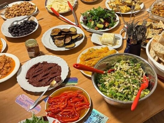 Das Foto zeigt verschiedene zubereitete Lebensmittel auf einem Tisch.