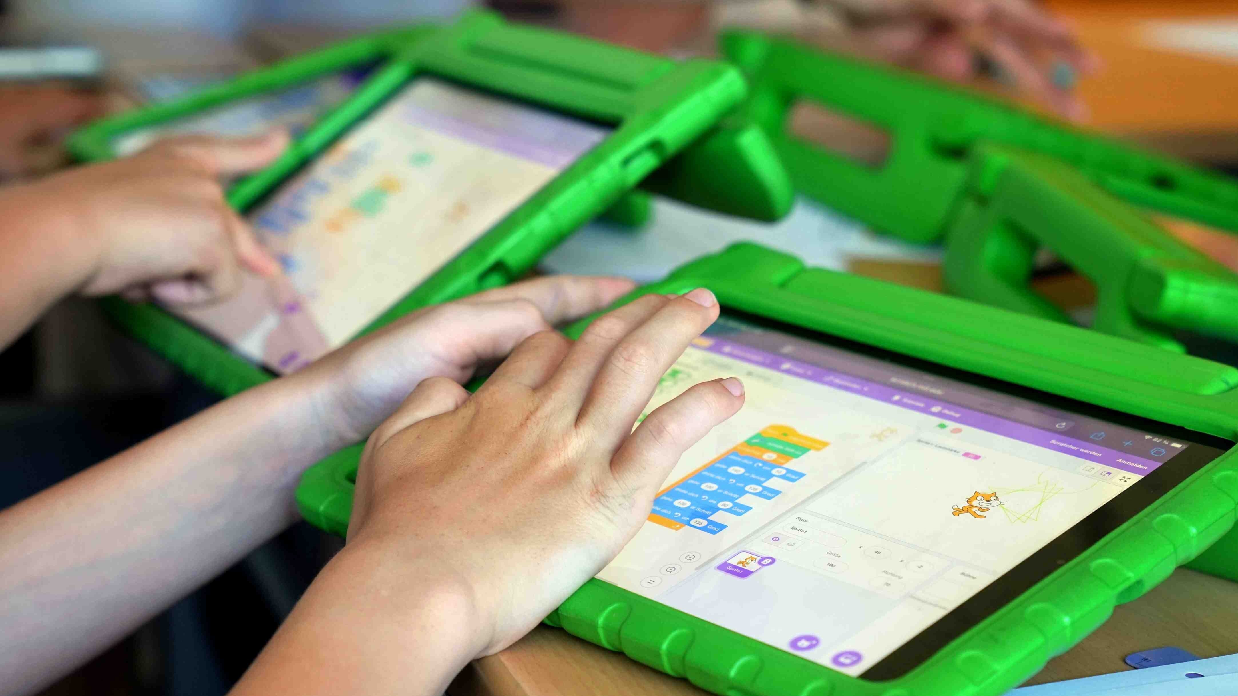 Studierende am Tablet
