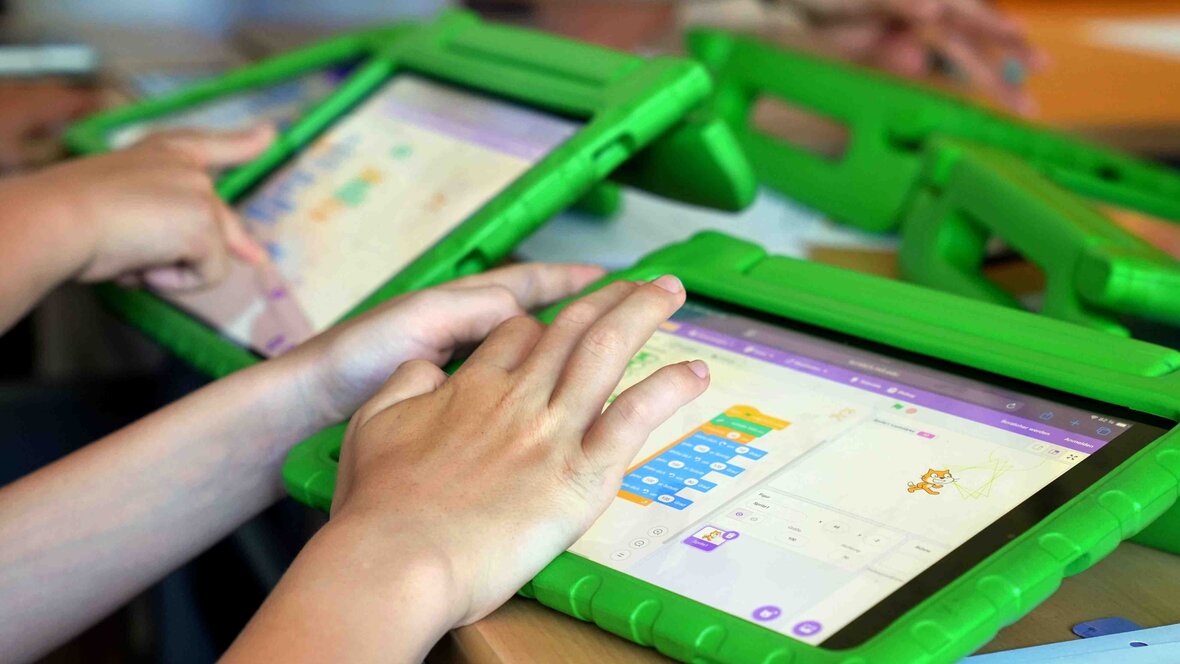 Studierende am Tablet