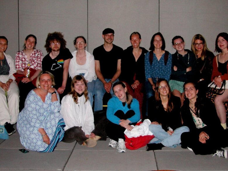 Teilnehmende der Stimm- und Sprechwerkstatt der Pädagogischen Hochschule Heidelberg versammeln sich nach dem Vortrag zum Gruppenfoto.