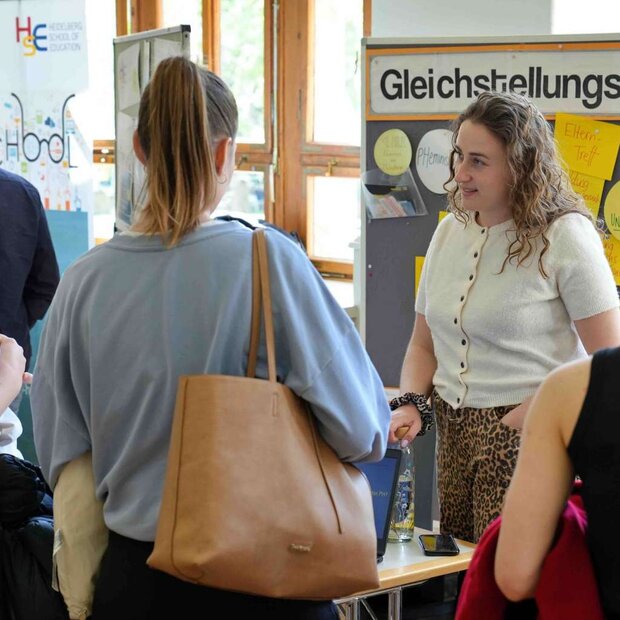 Eine Mitarbeiterin der PH berät zu den verschiedenen Zusatzqualifikationen.