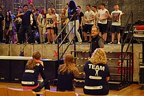 HKT-Coaches am Merchandising-Stand während der Aufführung in Braunschweig
