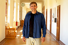 Das Bild zeigt David Dörrer im Altbau der Hochschule. Copyright: Pädagogigsche Hochschule Heidelberg.