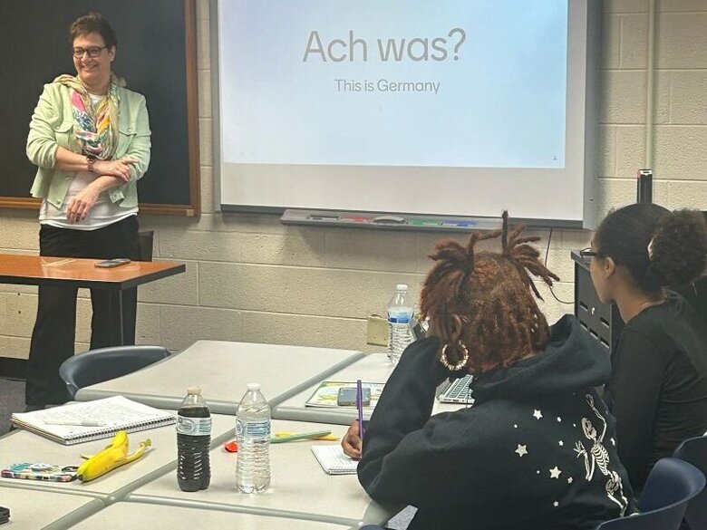 Caro Blume hält einen Workshop zu ersten deutschen Wörtern