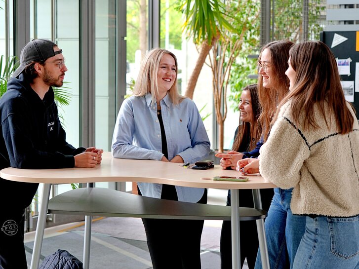 Studierende des Faches Sport unterhalten sich.