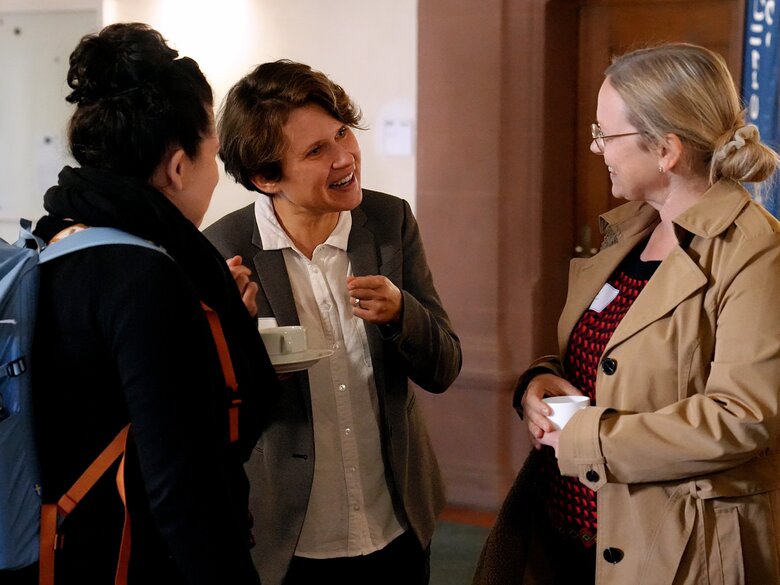 Teilnehmerinnen der DGFF-Tagung im Gespräch. Das Foto wurde im Foyer der Pädagogischen Hochschule Heidelberg aufgenommen. 