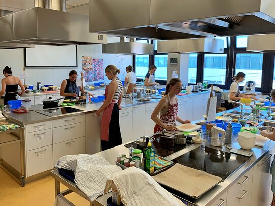 Personen kochen in der Küche.