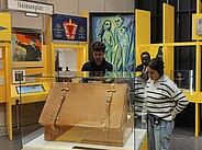 Foto von Studierenden in der Museumshalle
